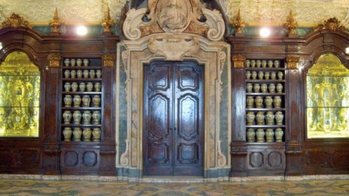 Ospedale incurabili: a strisce e senza stelle le mura esterne che trasudano storia e degrado.