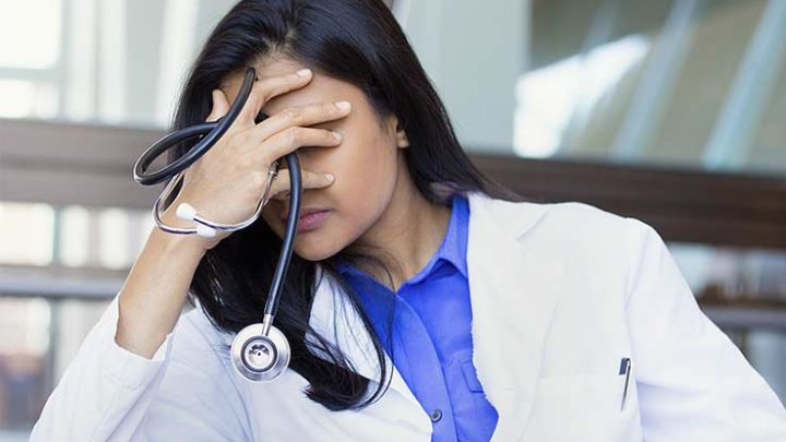 Ferie negate ai medici: carenza di personale, burnout e prospettive critiche per l’estate