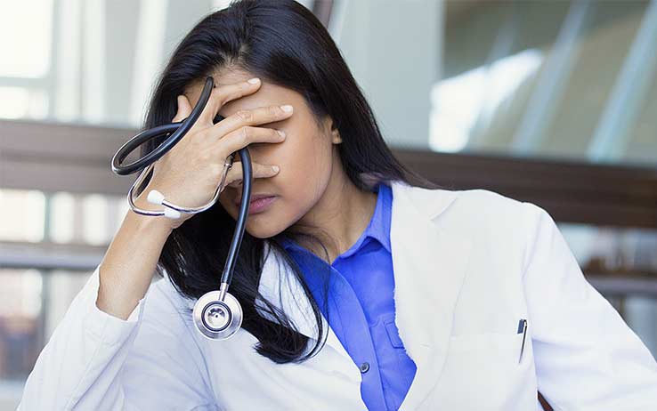 Medici, due su tre sacrificano la vita privata