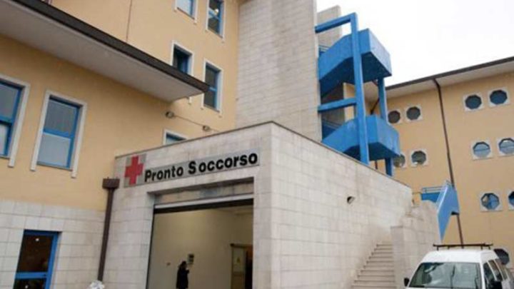 Moscati Avellino, un giovane tenta di aggredire personale al Pronto soccorso