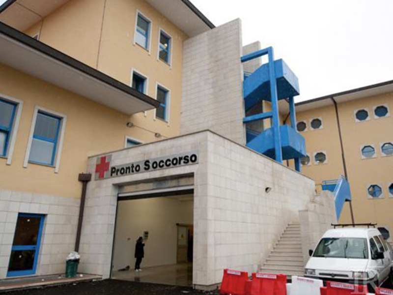 Moscati Avellino, un giovane tenta di aggredire personale al Pronto soccorso