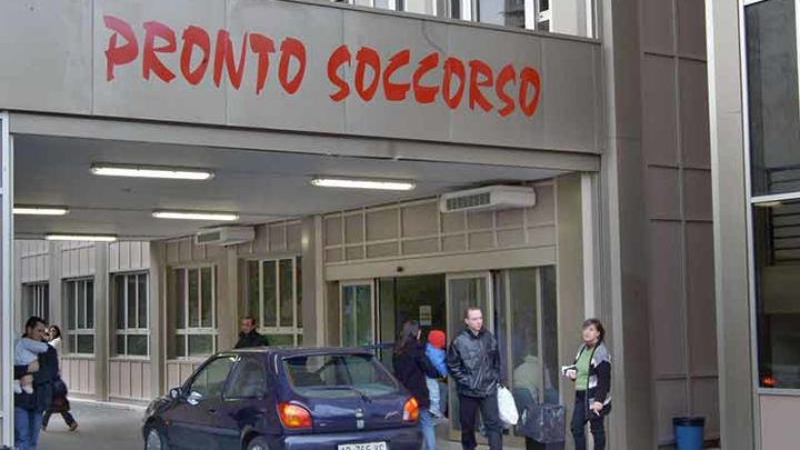 Lei non può entrare e lui danneggia il pronto soccorso
