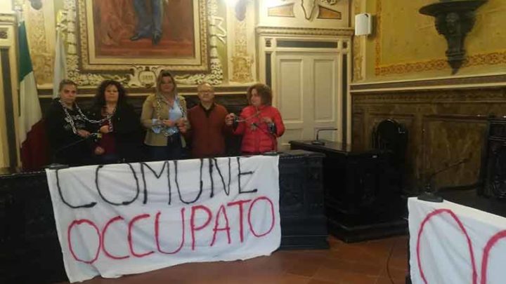 Ospedale di Sant’Agata: dilaga la protesta, occupato il Comune