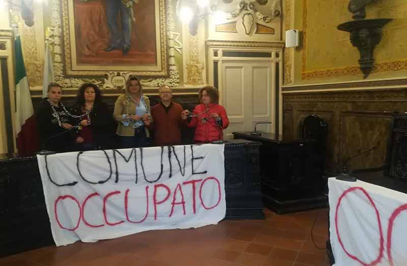 Ospedale di Sant’Agata: dilaga la protesta, occupato il Comune