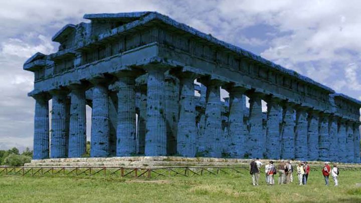 Paestum, l’antico tempio di Atena si tinge di blu