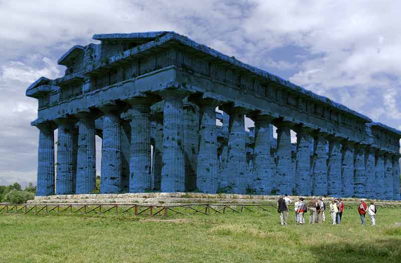 Paestum, l’antico tempio di Atena si tinge di blu