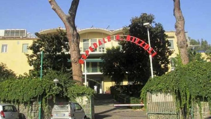 Ospedale Rizzoli di Ischia, anziana cade da una barella e muore