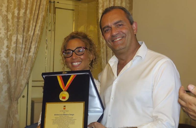 Il sindaco di Napoli premia la “farmacista solidale”