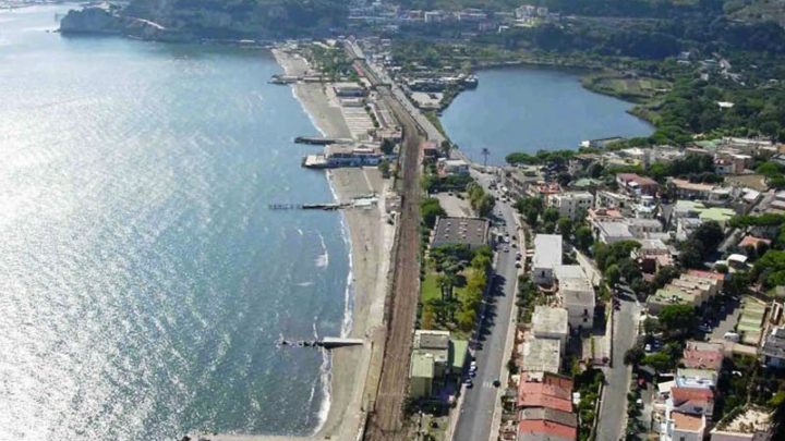 Pozzuoli, grosso incendio in un’azienda alimentare