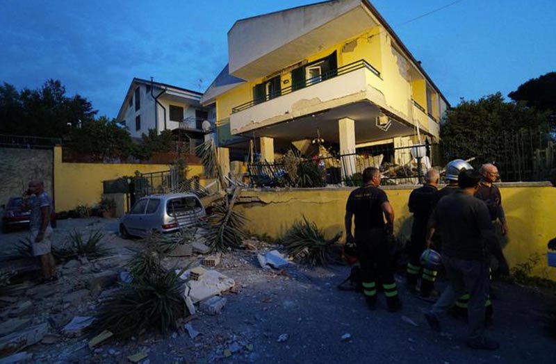 Esplosione a Giugliano, critiche le condizioni del giovane