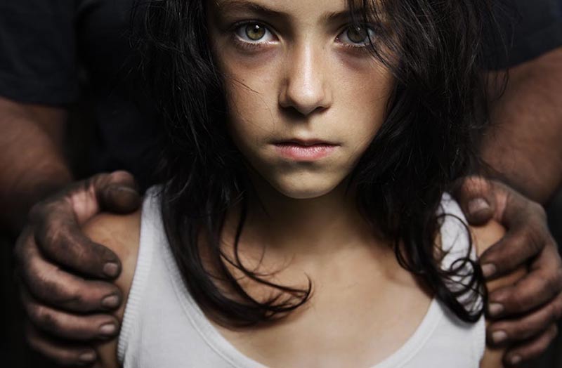 Abusi, i bambini che subiscono violenza invecchiano prima