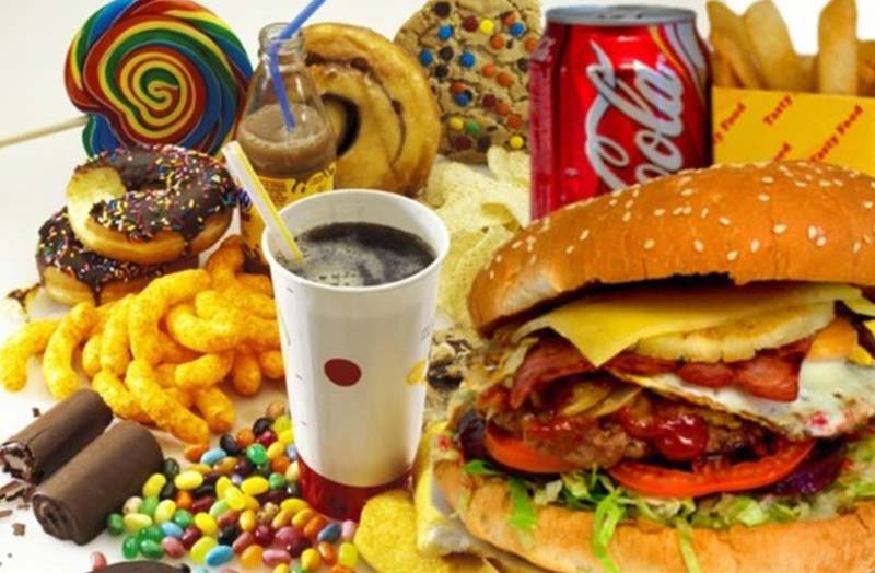 Pediatri, no alle pubblicità sul cibo spazzatura per bambini