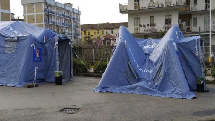 Coronavirus Caserta, la tensostruttura resta chiusa