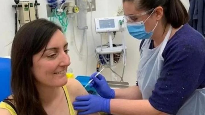 Biologa testa su se stessa vaccino anti-covid