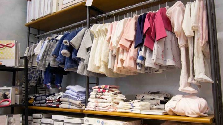 Continua stop cartolibrerie, aprono negozi abiti bambini