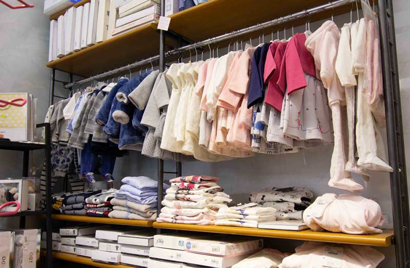 Continua stop cartolibrerie, aprono negozi abiti bambini