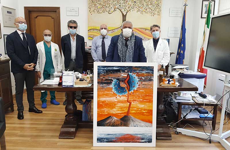 Gennaro Regina dona al Pascale il Vesuvio che spacca il virus