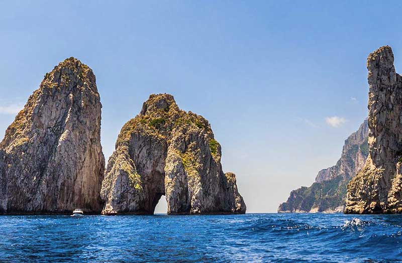 Seconde dosi, nessun piano di somministrazione ai turisti sull’Isola di Capri