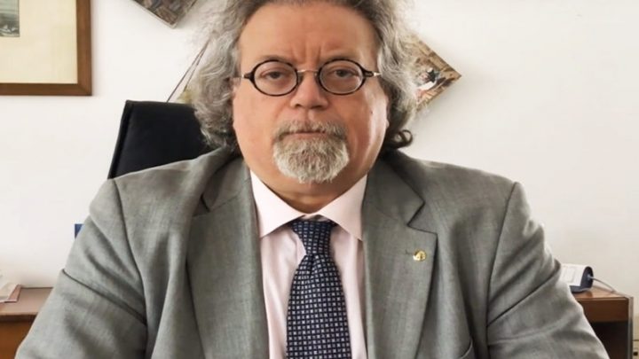 Uno striscione che vale un abbraccio ai medici napoletani