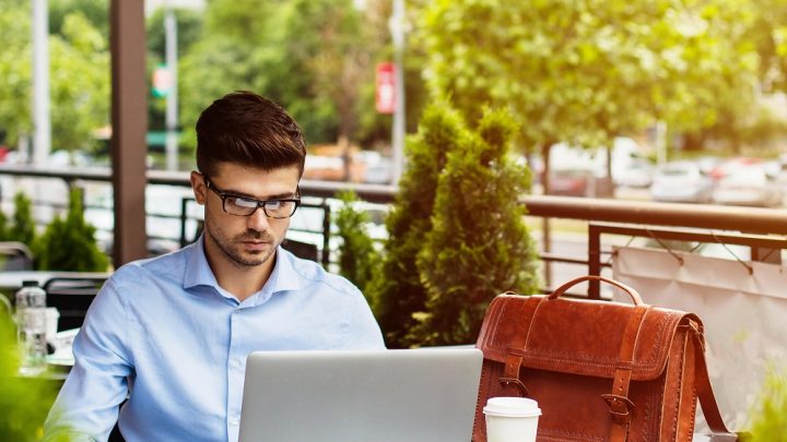 Miopia, eccessivo uso di smartphone porta al problema delle “mosche volanti”