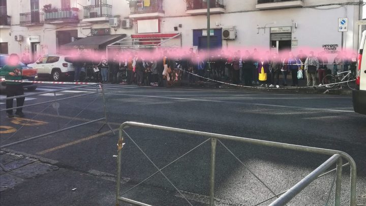 “Stop agli assembramenti fuori l’ufficio immigrazione della questura di Napoli”