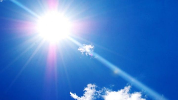 Utilizzare lo smartphone al sole mette a rischio la salute degli occhi