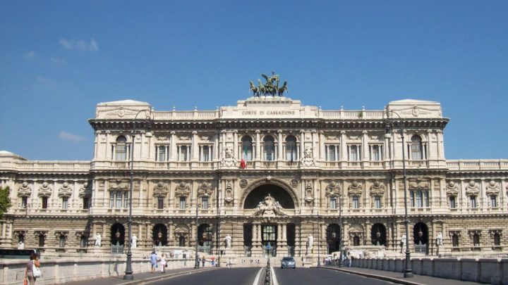 La Cassazione: l’equipe medica deve garantire anche il decorso post-operatorio