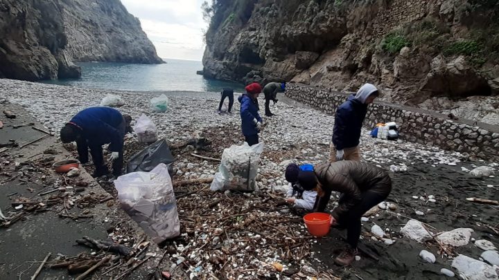 Spiaggia di Crapolla ripulita dai rifiuti