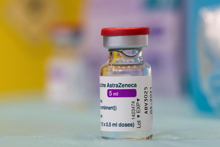 Vaccino Covid, con una dose di AstraZeneca o Pfizer si riduce il rischio di contagio