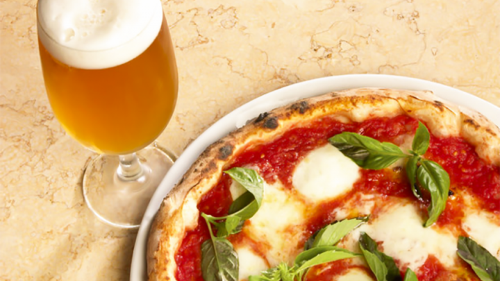 Salerno, pizza e birra gratis per chi si vaccina