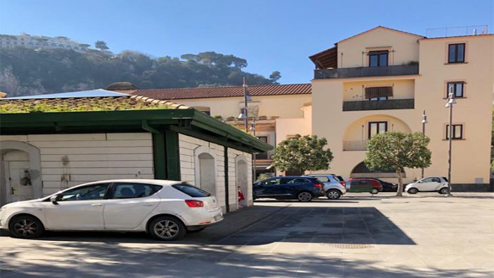 Sorrento, multe a gogò per i dipendenti dell’ospedale che parcheggiano nella piazza adiacente