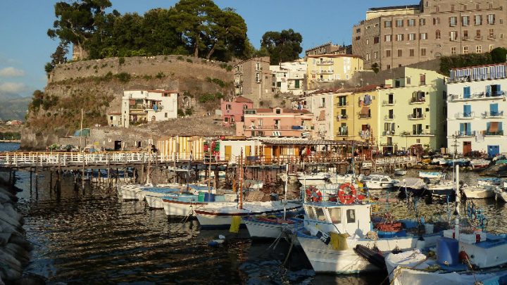 Sorrento, un bar chiuso per Covid