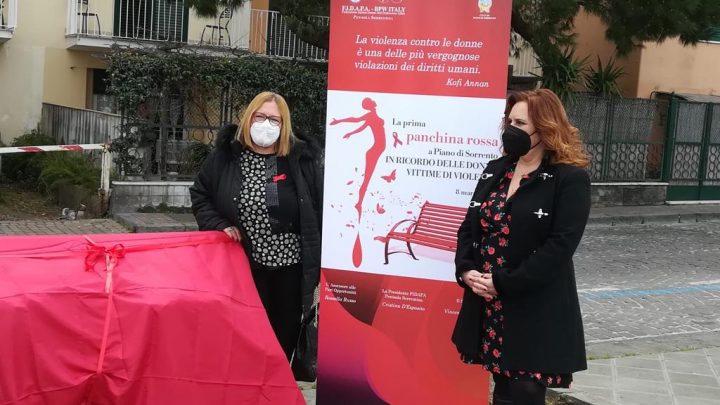 In era Covid aumentano i casi di femminicidi. Installata la prima panchina rossa a Piano di Sorrento