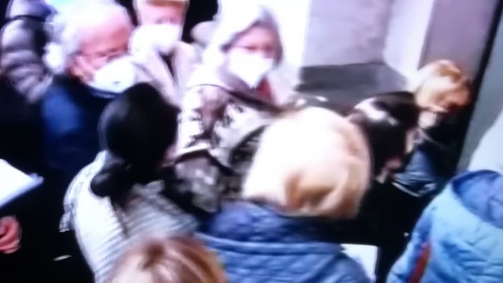 Salerno, ritardi e proteste nei centri vaccinali