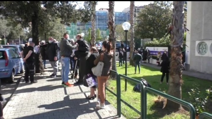 Vaccinazioni e caos a Salerno, le associazioni Salute Vita e Help: “Comune e Asl chiedano scusa”