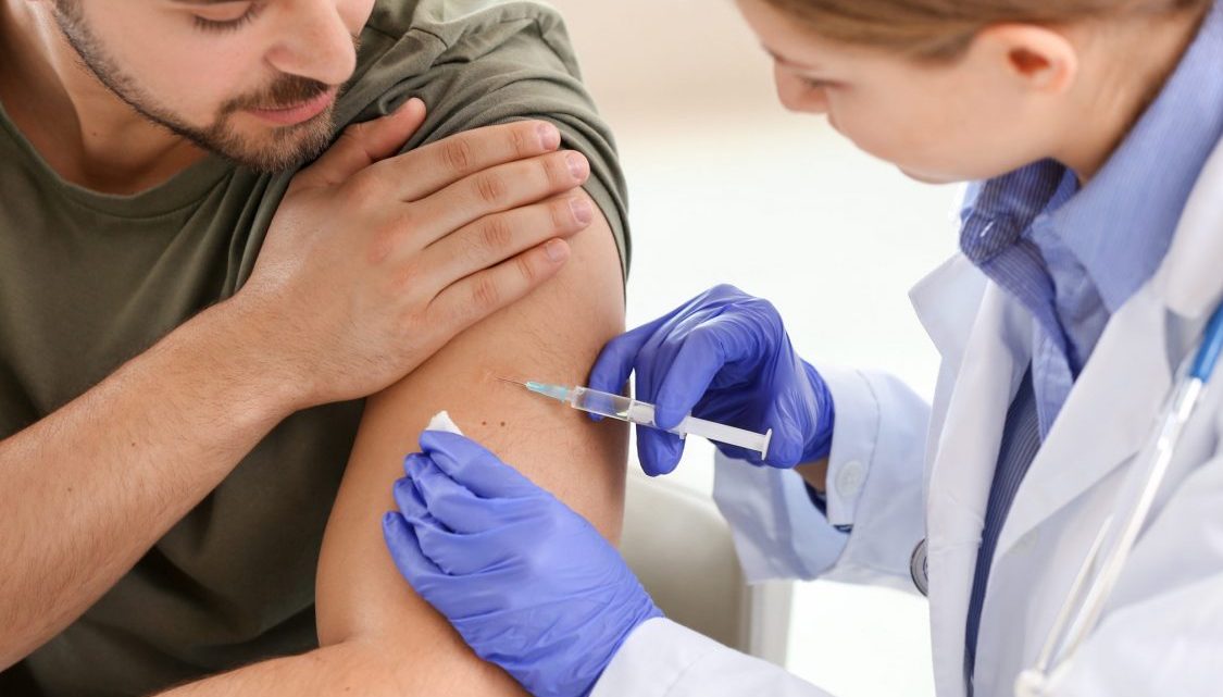 Vaccino anti-Covid, gli uomini rispondono meglio alle prime dosi
