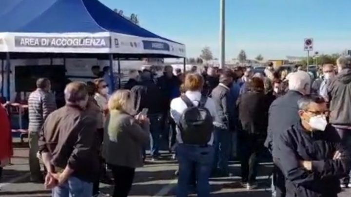 Lunghe file per il vaccino, proteste a Salerno