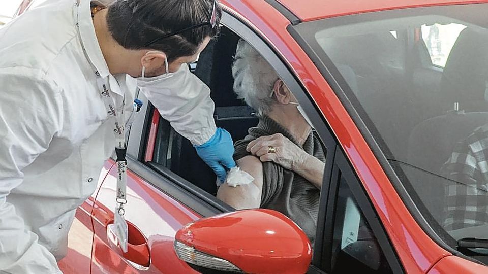L’Asl accelera sui non deambulanti, inoculazioni anche in modalità “drive in” al centro tamponi del Frullone