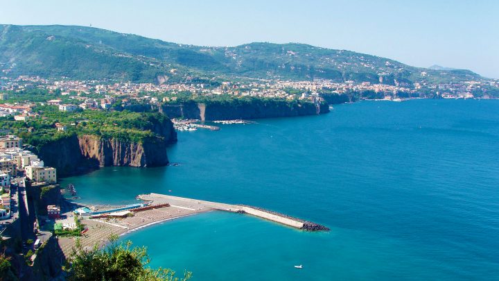 Sorrento, il branco violenta tre ragazze australiane