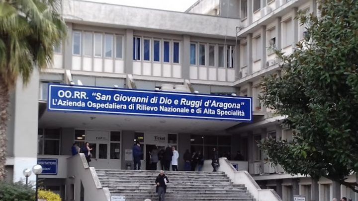 Pazienti legati ai letti, LA7 spara a zero sul Ruggi d’Aragona