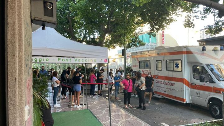 Vaccini in farmacia, grande successo in Campania con 20mila vaccinati