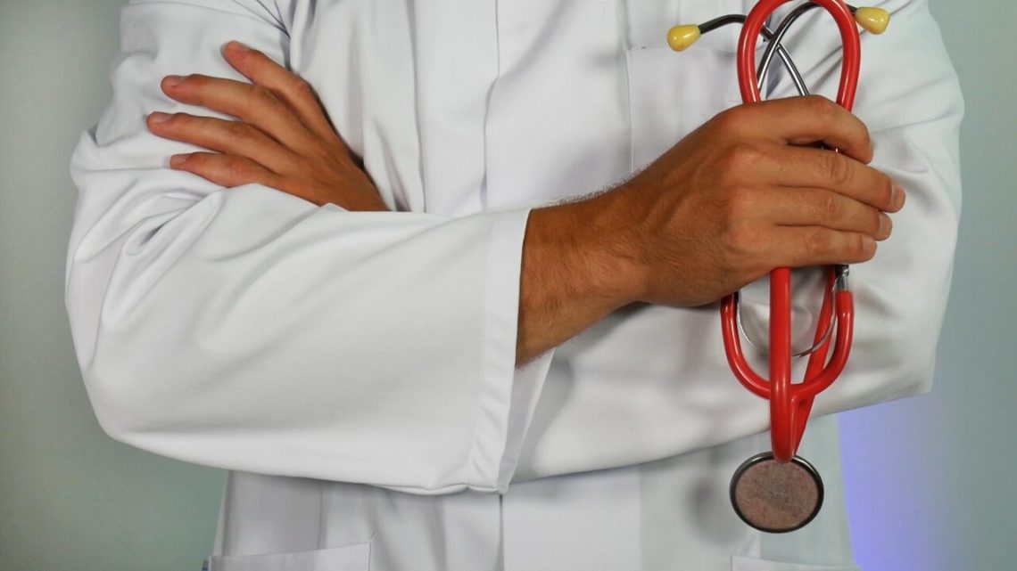 Salerno, mobilitazione per il medico che ha curato i pazienti “contra legem”