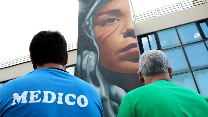 Ospedale di Pozzuoli, trapianto di cornea restituisce la vista a una donna peruviana