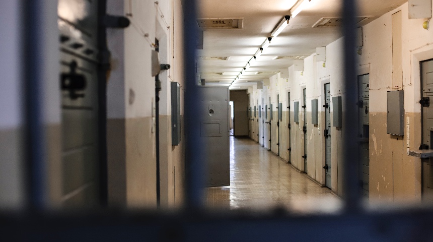 Benevento, detenuto tenta di impiccarsi con le lenzuola