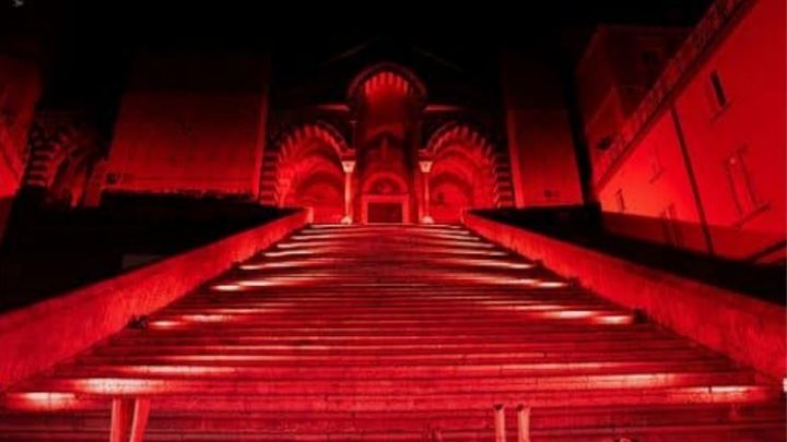 Giornata dedicata alle donne, il Duomo di Amalfi si colora di rosso