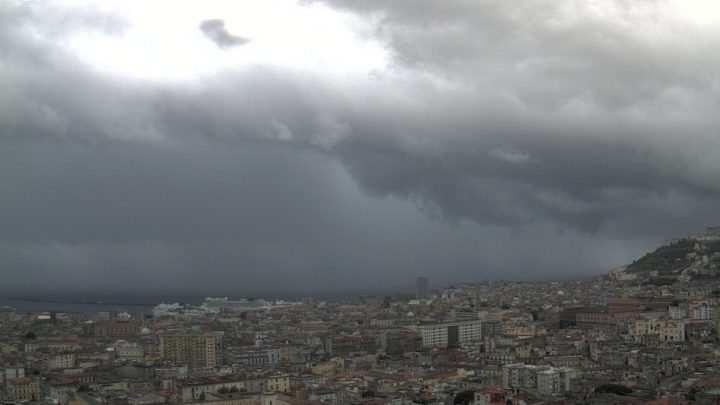 Maltempo, prosegue fino al pomeriggio di domali l’allerta