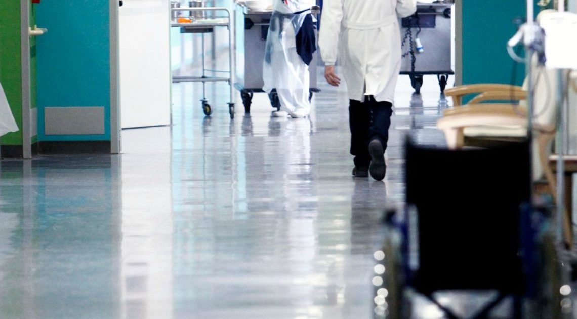 Sanità privata allo sbando, nel 2022 il 61,7% degli peratori sanitari è fuggito dalle RSA