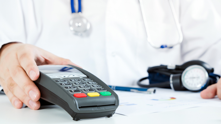 Pagamenti con Pos, stop alle ricevute cartacee: novità per studi medici e professionisti