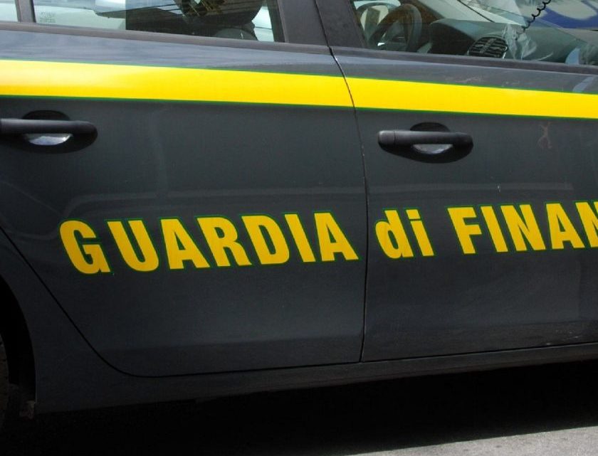 Distraevano fondi Covid a fini personali, scatta il sequestro