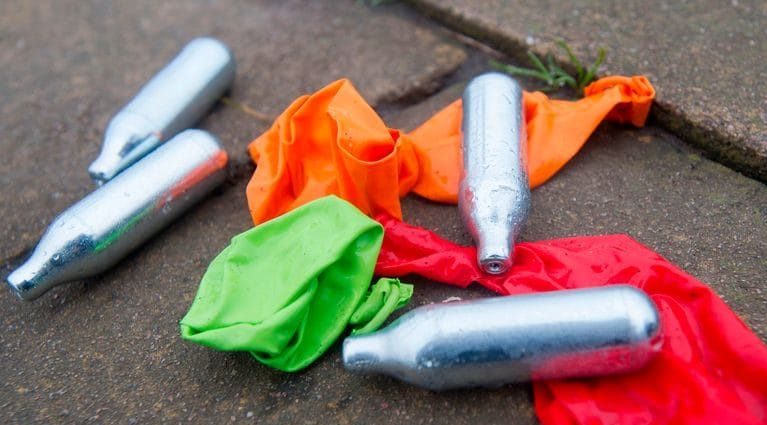 Gas esilarante: la “nuova” droga usata degli adolescenti